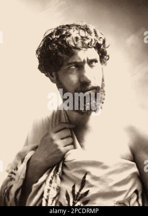 1911 , FRANCIA : il celebre tenore francese LUCIEN MURATORE ( 1878 - 1954 ), debutante nel ruolo di Ercole in DEJANIRE di Camille Saint-Saens all' Opera de Monte Carlo . Foto di PAUL NADAR , Parigi. Divenne il principale tenore francese presso le Opera House di Boston e Chicago dal 1913 al 1922. Sposò prima il soprano Magali Beriza e poi il soprano LINA CAVALIERI , con il quale apparve in un film muto, Manon Lescaut, nel 1914 . - CANTANTE Lirico - OPERA LIRICA - MUSICA CLASSICA - classica - Teatro - Teatro - ritratto - ritrato - cantante lirico - classica - classica - classica - classica - Foto Stock