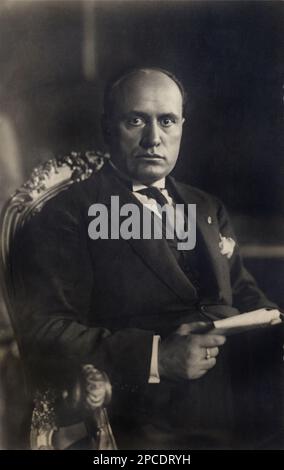 1922 ca. , Roma , ITALIA: Il duca fascista italiano BENITO MUSSOLINI ( 1883 - 1945 ) . Foto di Serenissima , Roma - ritratto - ritratto - POLITICA - POLITICO - ITALIA - POLITICA - ritratto - ITALIA - FASCISMO - FASCISMO - FASCISTA - cravatta - colletto - fazzoletto nel taschino - ITALIA --- Archivio GBB Foto Stock