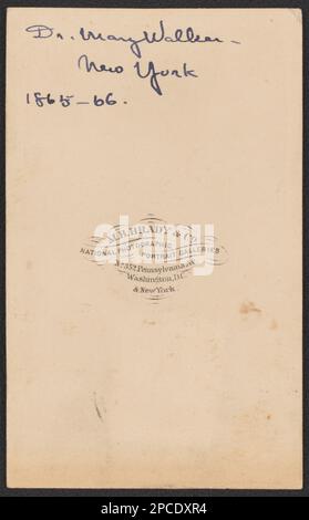 Assistente chirurgo Mary E. Walker del personale medico degli Stati Uniti Volontarii Regimento di Fanteria in gonna e pantaloni con badge Medaglia d'onore congressuale / M.B. Brady & Co., National Photographic Portrait Galleries, No. 352 Pennsylvania Av., Washington, D.C. E New York.. Liljenquist Collezione di fotografie della Guerra civile , pp/liljwoch, pp/liljpaper. Walker, Mary Edwards, 1832-1919, Stati Uniti, Army, Persone, 1860-1870, soldati, Unione, 1860-1870, Medaglie, 1860-1870, Medici, 1860-1870, Donne, 1860-1870, Military Uniforms, Union, 1860-1870, Stati Uniti, Storia, Guerra civile, 1861-1865, militare Foto Stock