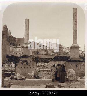 1900 ca. , ROMA , ITALIA : il FORO ROMANO , foto di Paris-Stereo , FRANCIA - ITALIA - FOTO STORICHE - STORIA - GEOGRAFIA - GEOGRAFIA - ARCHITETTURA - ARCHITETTURA - ROMA - ARCHEOLOGIA - ARCHEOLOGIA - MONUMENTO - - ANTICA ROMA - FORI IMPERIALI - GRAND TOUR - TURISTI - TURISMO - TURISMO - TURISMO - TURISMO ---- Archivio GBB Foto Stock