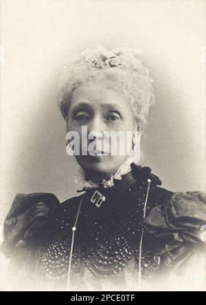 1900 ca : la principessa italiana ELISABETTA Duchessa di SAVOIA Genova ( Dresda 1830 - Stresa 1912 ), nata principessa Maria Elisabetta von Sachsen , figlia del re Johann i von SACHSEN (1801-1873) e della principessa Amalie Auguste von Bayern (1801-1877). Sposato in Italia con il principe Ferdinando Maria DUCA di Genova Savoia-Carignano (1822-1855), figlio del re Carlo Alberto di Sardegna Piemonte di Savoia e della principessa Maria Theresia von Osterreich-Toskana ASBURGO . Elisabetta Savoia-Genova ha 2 figli: La Regina MARGHERITA di SAVOIA ( 1851 - 1926 ) , moglie e cucina del re italiano Umberto i ( 1844 - 19 Foto Stock