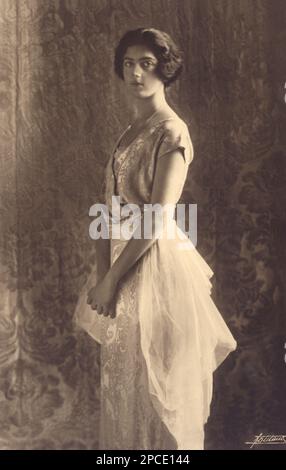 1922 ca, ROMA , ITALIA : la principessa italiana IOLANDA ( 1901 - 1986 ) , figlia del Re d'Italia VITTORIO EMANUELE III di SAVOIA e della Regina ELENA ( del Montenegro ). Foto di Fontana . Il 9 aprile 1923, nel Palazzo del Quirinale di Roma, sposò Giorgio Calvi, conte di Bergolo (15 marzo 1887 - 25 febbraio 1977). Avevano cinque figli . - Jolanda -Yolanda - ITALIA - CASA SAVOIA - REALI - JOLANDA - Nobiltà ITALIANA - SAVOY - NOBILTÀ - ROYALTY - STORIA - FOTO STORICHE - royalty - nobili - Nobiltà - principessa reale - ritratto - ritratto - MODA - ANNI venti - anni '20 Foto Stock