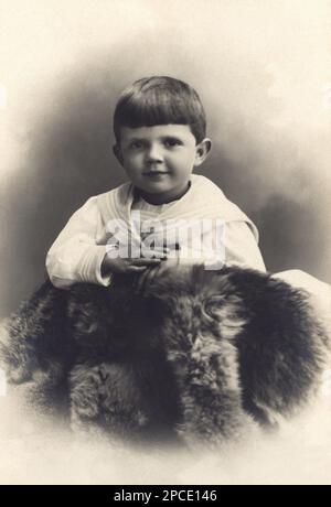 1906 ca, ITALIA : MAFALDA di SAVOIA ( 1902 - 1944 ). Foto di Guigoni e Bossi , Milano . Sposato con il principe tedesco Filippo d'Assia Kassel , Filippo d'ASSIA , 1896 - 1980 ) , figlia del re d'Italia VITTORIO EMANUELE III e della regina ELENA ( del Montenegro ) - ITALIA - personalità celebrità da BAMBINI - bambino - bambina - PERSONALITÀ CELEBRITÀ - personalità celebrità quando era BAMBINO - BAMBINO - STORIA - FOTO STORICHE - HESSEN - CASA SAVOIA - REALI - Nobiltà ITALIANA - SAVOIA - NOBILTÀ - ROYALTY - STORIA - abito alla marinara - Marinaretta - pelliccia - pelliccia ---- Archivio GBB Foto Stock