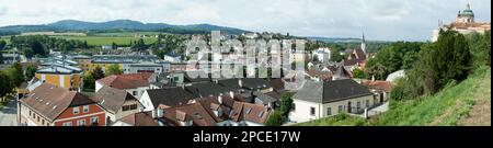 La vista panoramica della città turistica di Melk con la storica Abbazia di Melk sulla destra (Austria). Foto Stock