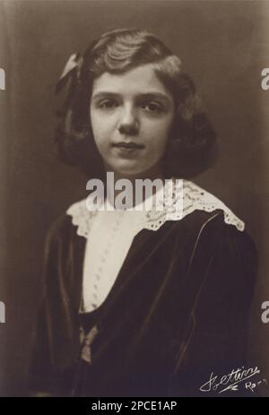 1909 ca, ITALIA : MAFALDA di SAVOIA ( sposata con il principe tedesco Filippo d'Assia Kassel , Philipp d'ASSIA , 1896 - 1980 ) , foto di BETTINI , Roma . Figlia del Re d'Italia VITTORIO EMANUELE III e della Regina ELENA ( del Montenegro ) - ITALIA - personalità celebrità da BAMBINI - bambino - bambina - PERSONALITÀ CELEBRITÀ - personalità celebrità quando era BAMBINO - BAMBINO - STORIA - FOTO STORICHE - ASSIA - CASA SAVOIA - REALI - Nobiltà ITALIANA - SAVOIA - NOBILTÀ - ROYALTY - STORIA - pizzo - pizzo - Velluto - velluto ---- Archivio GBB Foto Stock