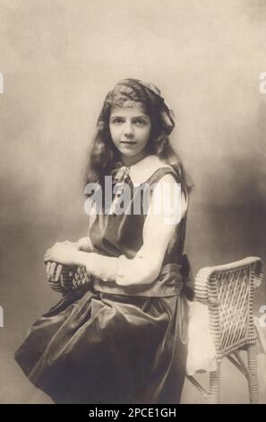 1913 ca, ITALIA : MAFALDA di SAVOIA ( 1902 - 1944 ), sposata con il principe tedesco Filippo d'Assia Kassel , Filippo d'ASSIA , ( 1896 - 1980 ) , foto di G. Comoletti . Figlia del Re d'Italia VITTORIO EMANUELE III e della Regina ELENA ( del Montenegro ) - ITALIA - personalita' celebrita' da BAMBINI - bambino - bambina - PERSONALITÀ CELEBRITa' - personalità celebrita' quando era BAMBINO - BAMBINO - STORIA - FOTO STORICHE - HESSEN - CASA SAVOIA - REALI - Nobiltà ITALIANA - SAVOIA - NOBILTÀ - ROYALTY - STORIA - colletto - colletto - velluto - velluto--- Archivio GBB Foto Stock