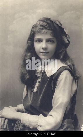 1913 ca, ITALIA : MAFALDA di SAVOIA ( 1902 - 1944 ), sposata con il principe tedesco Filippo d'Assia Kassel , Filippo d'ASSIA , 1896 - 1980 ) , foto di G. Comoletti . Figlia del Re d'Italia VITTORIO EMANUELE III e della Regina ELENA ( del Montenegro ) - ITALIA - personalita' celebrita' da BAMBINI - bambino - bambina - PERSONALITÀ CELEBRITa' - personalità celebrita' quando era BAMBINO - BAMBINO - STORIA - FOTO STORICHE - HESSEN - CASA SAVOIA - REALI - Nobiltà ITALIANA - SAVOIA - NOBILTÀ - ROYALTY - STORIA - colletto - colletto - velluto - velluto--- Archivio GBB Foto Stock