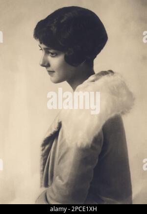 1927 ca, ITALIA : la principessa italiana di MARIA ( Maria Francesca Anna Romana di Savoia - 1914 - 2001 ). Foto di EVA BARRETT , Roma . Figlia del Re d'Italia VITTORIO EMANUELE III e della Regina ELENA ( Elena del Montenegro ). Sposò a Roma il 23 gennaio 1939 il Principe Luigi di Borbone-Parma . - ITALIA - CASA SAVOIA - REALI - Nobiltà ITALIANA - BORBONE PARMA - SAVOY - NOBILTÀ - ROYALTY - STORIA - FOTO STORICHE - royalty - nobili - Nobiltà - principessa reale - ritratto - ritratto - personalità quando era giovane - personalita' da giovane giovani da bambini bambino Foto Stock