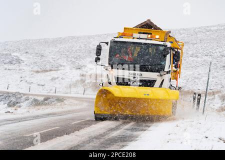 Dundonnell, Ross e Cromarty, Scozia, Regno Unito. 13 marzo 2023. Aratro da neve che lavora su A832 a Dundonnell parte della North Coast 500 rotta, vicino Ullapoo Foto Stock