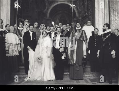 1939 , 23 gennaio, Città del Vaticano , ITALIA: La principessa reale italiana di MARIA di SAVOIA ( Maria Francesca Anna Romana di Savoia - 1914 - 2001 ), figlia del Re d'Italia VITTORIO EMANUELE III e della Regina ELENA ( Elena di Montenegro ). Sposò a Roma il 23 gennaio 1939 il Principe Luigi Carlo di Borbone-Parma ( 1899 - 1967 ), figlio del principe Roberto i di Borbone-Parma Duca di Parma ( 1848 - 1907 ) e della principessa reale Maria Antonia di Braganza di Portogallo ( 1862 - 1959 ). In questa foto, dopo la cerimonia nuziale a Palazzo del Quirinale , la coppia reale visitò il Papa a San Pietro Foto Stock