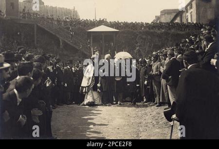 1900 ca , ROMA , ITALIA : il Re d'Italia UMBERTO i di SAVOIA ( 1844 - 1900 ) con la Regina MARGHERITA ( Savoia Genova ) - SAVOY - nobili italiani - Nobiltà - real - royalty - nobiltà italiana - foto storica - storia - baffi - baffi - BELLE POQUE - Italia - CASA SAVOIA - REALI - Nobiltà ITALIANA - SAVOY - NOBILTÀ - ROYALTY - STORIA - FOTO STORICHE - Royalty - nobili - ritratto - ritratto - folla --- Archivio GBB Foto Stock