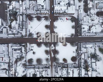 Tomintoul, Moray, Scozia, Regno Unito. 13 marzo 2023. Veduta aerea della piazza del villaggio a Tomintoul in Moray coperto di neve. Si prevede che la Scozia si trovi in stato di pressione Foto Stock