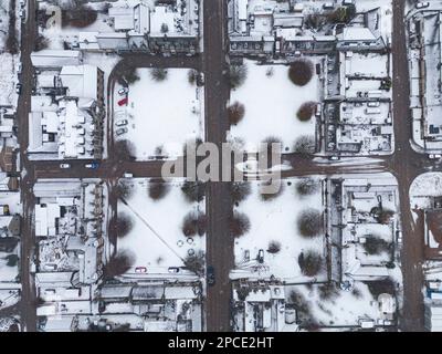 Tomintoul, Moray, Scozia, Regno Unito. 13 marzo 2023. Veduta aerea della piazza del villaggio a Tomintoul in Moray coperto di neve. Si prevede che la Scozia si trovi in stato di pressione Foto Stock