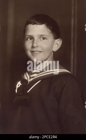 1912 ca , Italia : il PRINCIPE italiano UMBERTO di SAVOIA ( 1904 - 1983 ) , foto di Bettini , Roma . Successivamente Re d'Italia UMBERTO II nel maggio 1946 , figlio del Re d'Italia VITTORIO EMANUELE III e della Regina ELENA (del Montenegro) - ITALIA - CASA SAVOIA - REALI - Nobiltà ITALIANA - SAVOY - NOBILTÀ - ROYALTY - STORIA - FOTO STORICHE - royalty - nobili - Nobiltà - principe reale - ritratto - ritratto - vestito alla marinara - marinaretto - marinaretta - marinaio - navy - marinaio - personalità personaggi quando era giovane - personalità da giovane giovani da bambini bambino - smil Foto Stock