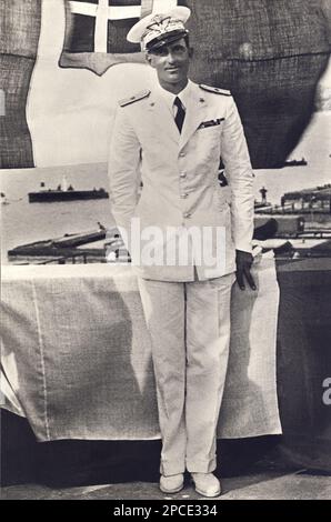 1940 ca, ITALIA : UMBERTO di SAVOIA principe piemontese ( 1904 - 1983 ) vestito in uniforme militare della Marina . Foto di E. Richter , Roma . Ultimo Re d'Italia UMBERTO II dopo l'abdicazione del padre Re VITTORIO EMANUELE III e della Regina ELENA ( del Montenegro ) - ITALIA - CASA SAVOIA - REALI - Nobiltà ITALIANA - SAVOY - NOBILTÀ - ROYALTY - STORIA - FOTO STORICHE - royalty - nobili - Nobiltà - principe reale ereditario - MARINA - marinaio - divisa uniforme militare - ritratto - ritratto - bandiera italiana sabauda - bandiera italiana ---- Archivio GBB Foto Stock