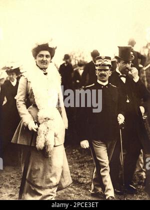 1902 ca , ITALIA : il Re VITTORIO EMANUELE III di SAVOIA ( 1869 - 1947 ) con la moglie Regina ELENA del Montenegro . Photo by Piancastelli - ITALIA - CASA SAVOIA - REALI - Nobiltà ITALIANA - SAVOY - NOBILTÀ - ROYALTY - STORIA - FOTO STORICHE - royalty - nobili - ritratto - ritratto - Re - Regina - divisa militare - divisa uniforme militare - BELLE EPOQUE - piume - piume - Ombrello - spada - spada - cappello - cappello - cappello --- Archivio GBB Foto Stock