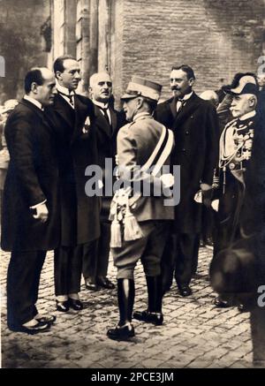 1922 ca, Roma , ITALIA : il re ITALIANO VITTORIO EMANUELE III di SAVOIA ( 1869 - 1947 ) si riunisce a VITTORIANO ( altare della Patria - Milite Ignoto ) Benito MUSSOLINI , ed altri ( con probabilità Guglielmo MARCONI , Giovanni Agnelli , Giovanni GENTILE e l'Ammiraglio TAHON DI REVEL ) - Ammiraglio de Revel - ITALIA - CASA SAVOIA - REALI - Nobiltà ITALIANA - SAVOIA - NOBILTÀ - ROYALTY - STORIA - FOTO STORICHE - royalty - nobili - Nobiltà italiana - ritratto - ritratto - baffi - baffi - mustache - divisa militare - divisa uniforme militare - medaglie - medaglia - medaglie ---- Archivio GBB Foto Stock