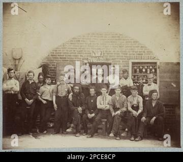 Prigionieri federali catturati nella battaglia di Bull Run, Castello Pinkney cioè Pinckney, Charleston, Carolina del Sud, agosto 1861. 4374, titolo dall'oggetto, montato con un'altra fotografia, scritto a mano sul verso: 'Vedi Miller vol. 7, pag. 25', regalo; col. Godwin Ordway; 1948. Stati Uniti, Army, New York Finfantry Regiment, 69th (1861-1865) , Castle Pinckney (Charleston, S.C.), 1860-1870, Stati Uniti, Storia, Guerra civile, 1861-1865, Stati Uniti, Carolina del Sud, porto di Charleston. Foto Stock