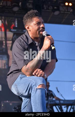 Miami Gardens, Florida, Stati Uniti. 12th Mar, 2023. L'attore/comico Deon Cole ospita il 16th° festival annuale Jazz in the Gardens Music Fest (JITG) day2 all'Hard Rock Stadium il 12 marzo 2023 a Miami Gardens, Florida. Credit: Mpi10/Media Punch/Alamy Live News Foto Stock