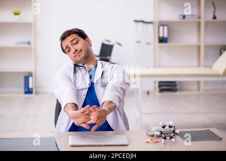 Giovane medico che lavora in clinica Foto Stock