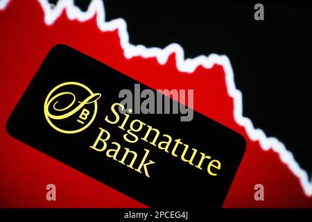 In questa immagine, il logo Signature Bank viene visualizzato sullo schermo di uno smartphone. Foto Stock