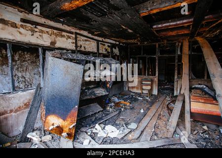 Interni bruciati dell'ospedale. Fuoco o guerra conseguenze concetto. Foto Stock