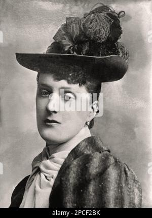 1890 ca , Londra , Inghilterra : la signora Duchessa Winifred Ellen GORE di ARRAN nato Winifred Ellen Reilly ( morto nel 1921 ), figlia di John Reilly e dell'on. Augusta Sudgen . Sposò, in primo luogo, il tenente on. John Montagu Stopford, figlio di James Thomas Stopford, 4th conte di Courtown e Dora Pennefather, il 1881 . Sposò, in secondo luogo nel 1889 Arthur Saunders Gore , 5th conte di Arran KP ( 1839 - 1901 ), conosciuto come Visconte Sudley dal 1839 al 1884, fu un collega anglo-irlandese e diplomatico . Avevano una figlia Lady Winifred Helena Lettice Gore ( 1891 -1958 ), non sposata. Lord Arran morì nel marzo del 190 Foto Stock