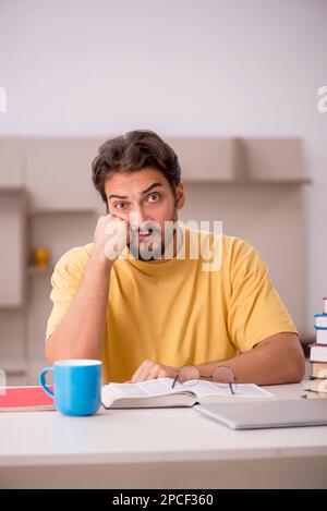 Giovane studente la preparazione per gli esami a casa Foto Stock