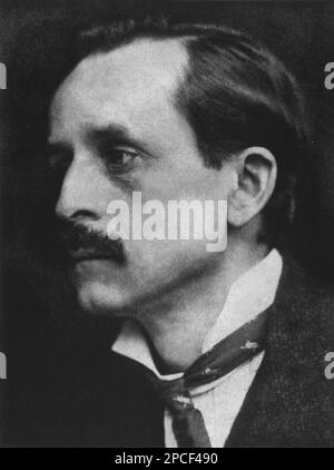 1901 : Sir James Matthew BARRIE , 1st Baronet OM ( 1860 - 1937 ), più comunemente noto come J. M. Barrie , è stato un romanziere e drammaturgo scozzese. E' meglio ricordato per aver creato PETER PAN , il ragazzo che si rifiutò di crescere, che si basava sui suoi amici, i ragazzi di Llewelyn Davies . - TEATRO - ritratto - Ritratto - DRAMMATURGO - PLAYWRITER - TEATRO - TEATRO - TEATRO - cravatta - cravatta - colletto - colletto - baffi - baffi - SCRITTORE - SCRITTORE - LETTERATURA - LETTERATURA ----- Archivio GBB Foto Stock