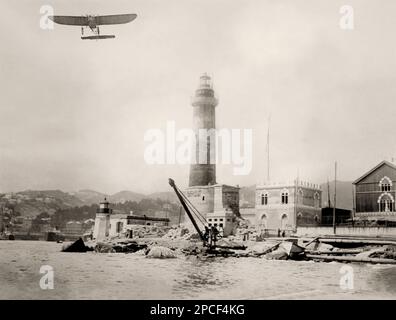 1911 , Genova , ITALIA : Parigi-Roma , l'aviatore André BEAUMONT le gagnant  sur Monoplan Bleriot, moteur Gnome, magneto Bosch . La foto mostra il  monoplano Bleroit di Beaumont che parte da Genova in rotta per Roma durante  la corsa aerea Parigi