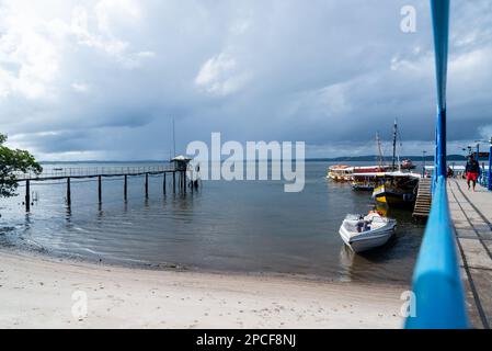 Salvador, Bahia, Brasile - 19 gennaio 2023: Barche passeggeri in arrivo al molo di Valenca nello stato brasiliano di Bahia. Foto Stock