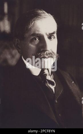 1920 , FRANCIA : lo scrittore francese Paul BOURGET ( 1852 - 1935 ). Foto di Henri Manuel , Parigi. Membro di Academie Francaise dal 1894 . Una delle sue poesie fu l'ispirazione per una canzone d'arte di Claude Debussy intitolata Beau Soir. Altre ambientazioni di Debussy di poesie di Bourget includono ' Romance ' e ' Les Cloches '. - LETTERATO - LETTERATURA - VRITICO LETTERARIO - LETTERATURA - SAGGISTA - scrittore - baffi - Mustaches - cravatta - cravatta - colletto - colletto - POETA - POESIA - POETA - POESIA - POESIA - POESIA - POESIA ------ Archivio GBB Foto Stock