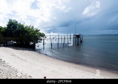 Salvador, Bahia, Brasile - 19 gennaio 2023: Barche passeggeri in arrivo al molo di Valenca nello stato brasiliano di Bahia. Foto Stock