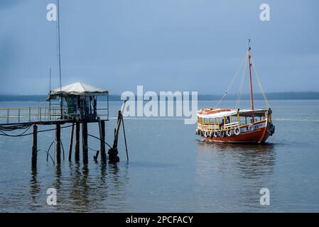 Salvador, Bahia, Brasile - 19 gennaio 2023: Barche passeggeri in arrivo al molo di Valenca nello stato brasiliano di Bahia. Foto Stock