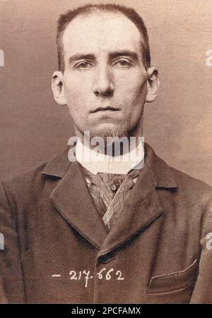 1894 , Parigi , FRANCIA : FELIX FENEON ( 22 giugno 1861, Torino, Italia – 29 febbraio 1944, Chatenay-Malabry ) in una foto di polizia . Feneon fu un anarchico e critico d'arte parigino alla fine degli anni '1800s . Coniò il termine 'neo-impressionismo' nel 1886 per identificare un gruppo di artisti guidati da Georges Seurat, e li promosse ardentemente. Il Premio Feneon è stato istituito nel 1949 dalla moglie sulla base dei proventi della vendita della sua collezione d'arte - LETTERATO - LETTERATURA - CRITICO LETTERARIO e ARTISTICO - ARTE - ARTI - ARTI VISIVE - LETTERATURA - scrittore - barba - barba - barba - cravatta - cravatta - cravatta - colletto - co Foto Stock