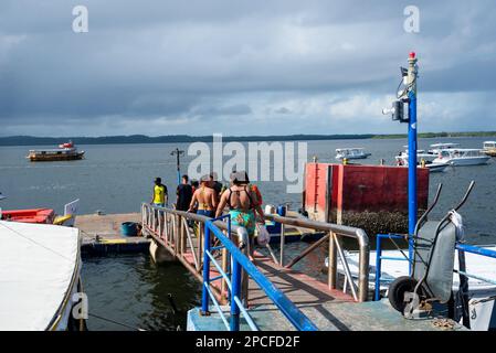 Valenca, Bahia, Brasile - 19 gennaio 2023: Le barche si fermavano nel porto della città di Valenca a Bahia. Foto Stock