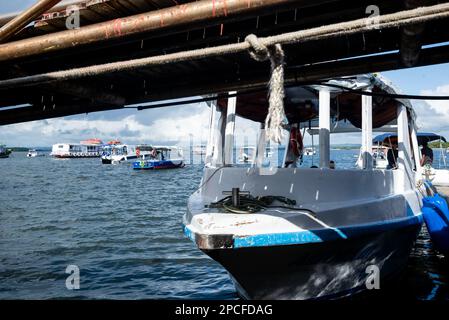 Valenca, Bahia, Brasile - 19 gennaio 2023: Le barche si fermavano nel porto della città di Valenca a Bahia. Foto Stock