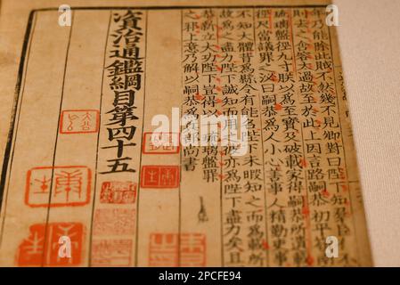 HANGZHOU, CINA - 11 MARZO 2023 - Foto scattata il 11 marzo 2023 mostra un'incisione della dinastia Song di 'Zi Zhi Tong Jian Gang Mu' all'Università di Zhejiang M. Foto Stock