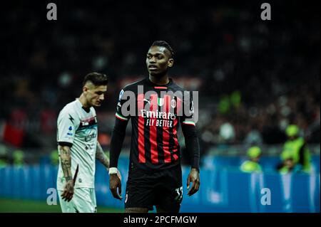 Milano, Italia. 13th Mar, 2023. Rafael Leao di AC Milan guarda in occasione della Serie Italiana Una partita di calcio AC Milan vs Salernitana allo Stadio San Siro di Milano il 13 marzo 2023 Credit: Piero Crociatti/Alamy Live News Credit: Piero Crociatti/Alamy Live News Foto Stock