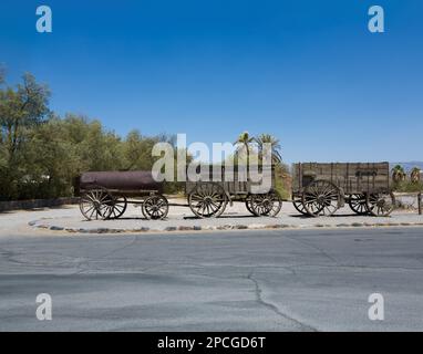 Death Valley, USA - 19 luglio 2008: Vecchio vagone all'ingresso del Furnance Creek Ranch nel mezzo della Valle della morte, con questi vagoni il primo m. Foto Stock