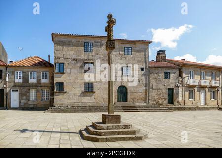 Pontevedra, Spagna - 3 settembre 2021: La Plaza de la Lena a Pontevedra, Galizia, Spagna con statua. Foto Stock