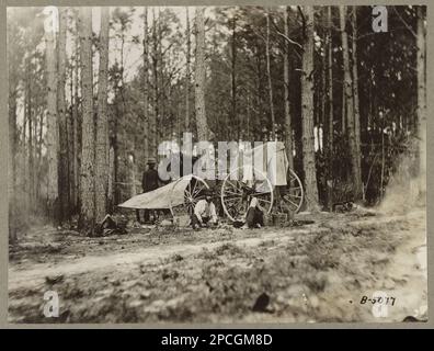 Il vestito fotografico di Brady di fronte a Petersburg, Virginia 1864(?). No B-5077, titolo dalla voce, Didascalia continua: (US Army Signal Corps 'Brady Photographs' catalogue, 1921, no. B-5077), copia FSA negativa n. 40464-ZA dopo un fotografo che lavora sotto la direzione di Matteo (cioè Mathew) B. Brady, scritto a mano in verso: 'Miller, vol. 8, p. 27'. Brady, Mathew B, ca. 1823-1896, oggetti associati, Stati Uniti, Storia, Guerra civile, 1861-1865, Stati Uniti, Virginia, Petersburg. Foto Stock