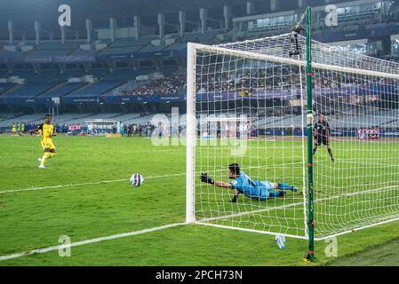 Kolkata, India. 13th Mar, 2023. L'ATKMB batte l'Hyderabad FC in una punizione di sparo-out (4-3 risultato) in Hero Indian Super League 2022-23 (2nd tappa semifinale) al VYBK Stadium, Kolkata il 13th marzo 2023. Sia l'ATK Mohun Bagan che l'Hyderabad FC non riescono a trovare l'obiettivo desiderato nel tempo di regolazione. L'ATKMB incontrerà il Bengaluru FC nella finale ISL (Indian Super League) di quest'anno al Fatorda Stadium, Goa, il 18th marzo 2023. (Foto di Amlan Biswas/Pacific Press) Credit: Pacific Press Media Production Corp./Alamy Live News Foto Stock