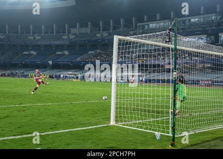 Kolkata, India. 13th Mar, 2023. L'ATKMB batte l'Hyderabad FC in una punizione di sparo-out (4-3 risultato) in Hero Indian Super League 2022-23 (2nd tappa semifinale) al VYBK Stadium, Kolkata il 13th marzo 2023. Sia l'ATK Mohun Bagan che l'Hyderabad FC non riescono a trovare l'obiettivo desiderato nel tempo di regolazione. L'ATKMB incontrerà il Bengaluru FC nella finale ISL (Indian Super League) di quest'anno al Fatorda Stadium, Goa, il 18th marzo 2023. (Foto di Amlan Biswas/Pacific Press) Credit: Pacific Press Media Production Corp./Alamy Live News Foto Stock