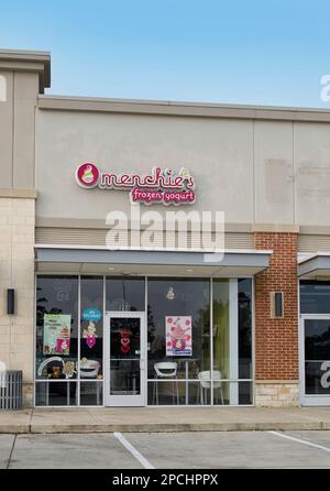 Houston, Texas USA 02-26-2023: Negozio di yogurt congelato di Menchie a Houston, Texas. Catena di vendita al dettaglio self-service fondata nel 2007. Foto Stock