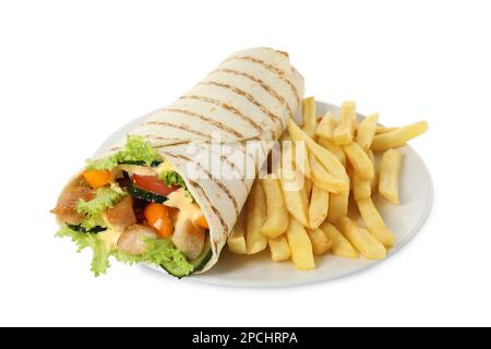 Piatto con delizioso shawarma di pollo e patatine fritte isolate su bianco Foto Stock