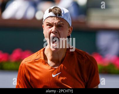 Indian Wells, California, Stati Uniti. 13 marzo 2023 Holger Rune di Danimarca reagisce alla vittoria contro Stan Wawrinka di Svizzera durante il BNP Paribas Open 2023 all'Indian Wells Tennis Garden di Indian Wells, California. Credito fotografico obbligatorio: Charles Baus/CSM Foto Stock