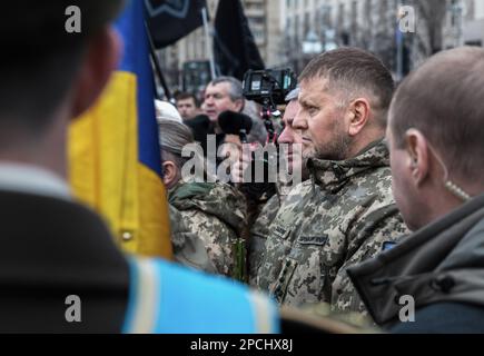 Kiev, Ucraina. 10th Mar, 2023. Valeriy Fyodorovych Zaluzhniy pronuncia parole di addio alla bara con il corpo del soldato ucraino e eroe dell'Ucraina Dmytro Kotsiubailo, noto come 'da Vinci', durante una cerimonia funeraria in Piazza dell'Indipendenza nel centro di Kyiv. Valerii Fedorovych Zaluzhnyi è un generale ucraino a quattro stelle che dal 27 luglio 2021 è stato comandante in capo delle forze armate ucraine. È anche membro del Consiglio Nazionale di sicurezza e Difesa dell'Ucraina. Credit: SOPA Images Limited/Alamy Live News Foto Stock