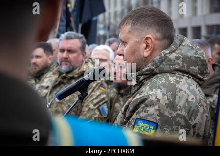 Kiev, Ucraina. 10th Mar, 2023. Valeriy Fyodorovych Zaluzhniy pronuncia parole di addio alla bara con il corpo del soldato ucraino e eroe dell'Ucraina Dmytro Kotsiubailo, noto come 'da Vinci', durante una cerimonia funeraria in Piazza dell'Indipendenza nel centro di Kyiv. Valerii Fedorovych Zaluzhnyi è un generale ucraino a quattro stelle che dal 27 luglio 2021 è stato comandante in capo delle forze armate ucraine. È anche membro del Consiglio Nazionale di sicurezza e Difesa dell'Ucraina. Credit: SOPA Images Limited/Alamy Live News Foto Stock