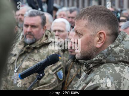 Kiev, Ucraina. 10th Mar, 2023. Valeriy Fyodorovych Zaluzhniy pronuncia parole di addio alla bara con il corpo del soldato ucraino e eroe dell'Ucraina Dmytro Kotsiubailo, noto come 'da Vinci', durante una cerimonia funeraria in Piazza dell'Indipendenza nel centro di Kyiv. Valerii Fedorovych Zaluzhnyi è un generale ucraino a quattro stelle che dal 27 luglio 2021 è stato comandante in capo delle forze armate ucraine. È anche membro del Consiglio Nazionale di sicurezza e Difesa dell'Ucraina. Credit: SOPA Images Limited/Alamy Live News Foto Stock